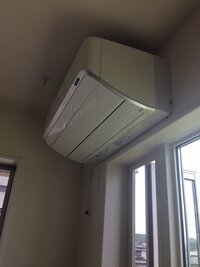 新築エアコンの設置高さを失敗しました 窓枠のすぐ上にエアコンがついていて 天井ま 教えて 住まいの先生 Yahoo 不動産