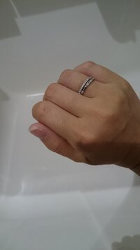 ジュエリー好きなかた 意見ください 左手薬指に結婚指輪 右手の薬指に写真の指 Yahoo 知恵袋