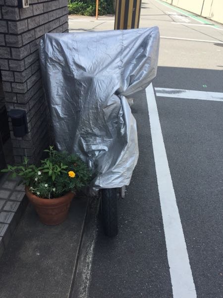 これは駐車違反でしょうか？ - 家の前のとこに250のバイクをとめ 
