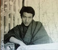 太宰治 この写真は 太宰が何歳頃のものでしょうか 太宰治まなびの Yahoo 知恵袋
