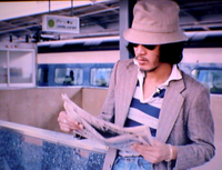 この松田優作さんが着用されてるアイテム ジャケット ポロシャツ が Yahoo 知恵袋