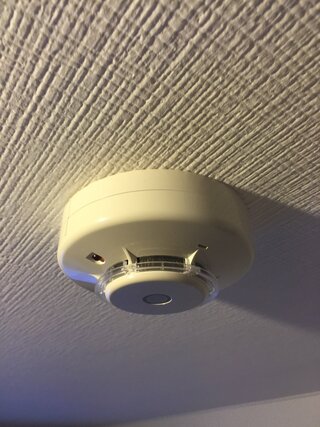 ホテルのこのタイプの火災報知器を外したいのですが外しても警報はなり Yahoo 知恵袋