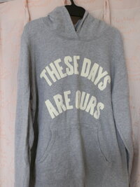 このパーカーは日本語に直すとなんて書いてあるか教えてください英語は Yahoo 知恵袋