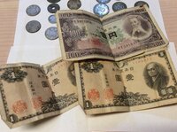 さっき気付いたのですが お札 1万円札 の右下に青文字で M Yahoo 知恵袋