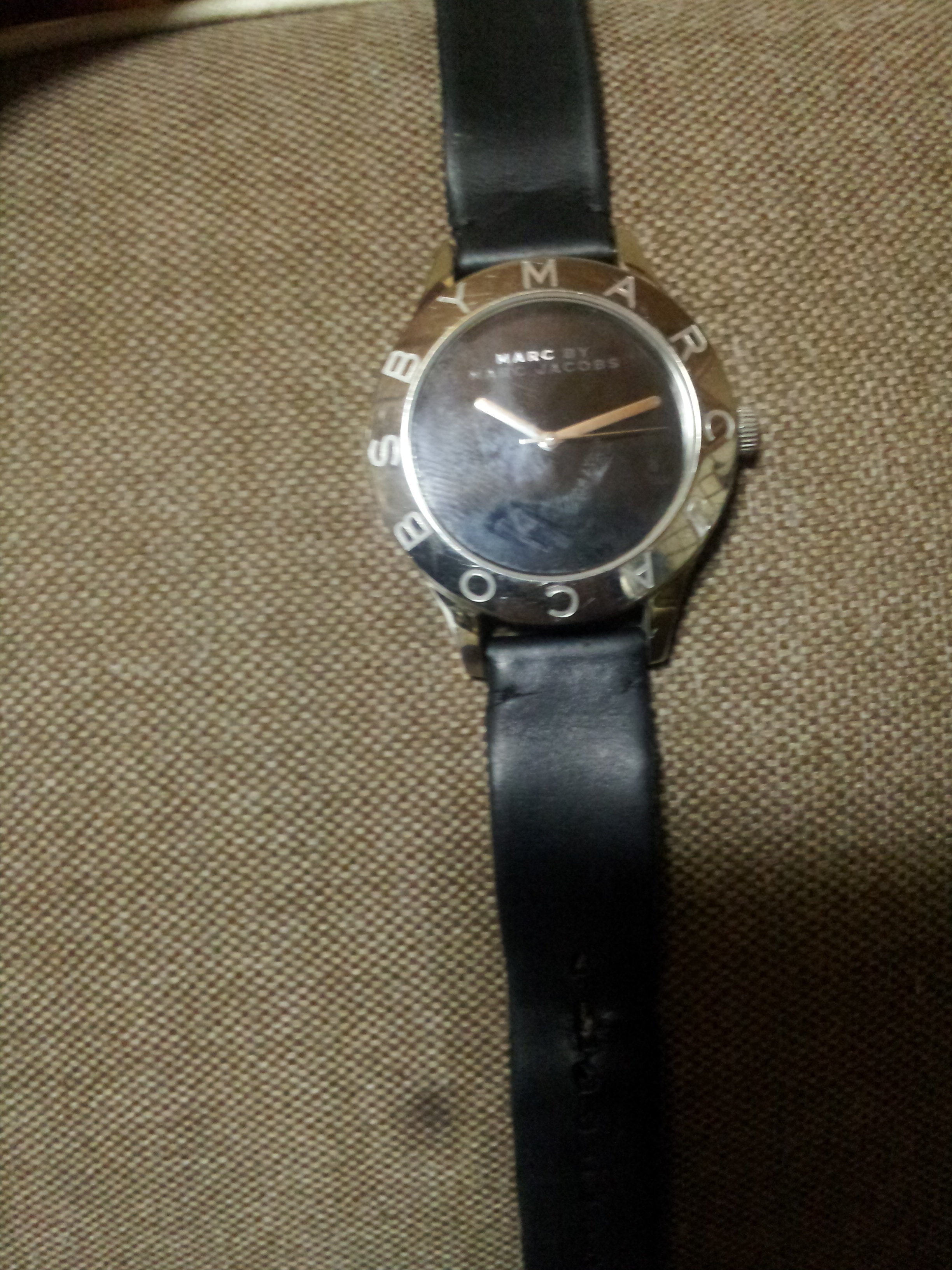 時計のベルトについて質問ですマークバイマークジェイコブスのブレードという時計 Yahoo 知恵袋