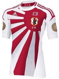 重要な役割を果たす 中心的な手段となる まつげ ボウル サッカー 日本 代表 ユニフォーム 赤 歩く シットコム 影響