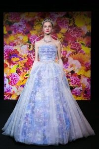 蜷川実花さんのこのドレスで髪飾りを花にしようと思うのですが 何色がいいと思い Yahoo 知恵袋