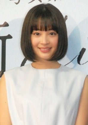 広瀬すずちゃんの髪の長さは 何ヶ月くらいしたら肩に髪の毛乗るくらいの長さ Yahoo 知恵袋