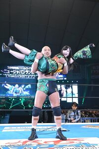 新日本プロレスファンに質問 女性芸能人が神聖な新日本プロレスのリン Yahoo 知恵袋