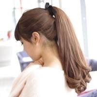 ポニーテールの毛先だけ巻く巻き方セミロングヘアなのですが 画像のよ Yahoo 知恵袋