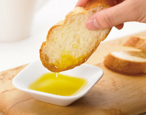 パンにオリーブオイルつけて食べる方に質問です オリーブオイルには塩を入れます Yahoo 知恵袋