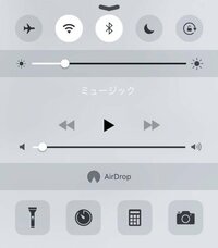 AirPlayが表示されません。iOS9.2.1 Wi-Fi接続ですが、何をしてもAirPlayが
表示されないです。
調べて出てきた対処法

(・機内モード､WiFi ON/OFF繰り返し
 ・言語を日本語以外にして戻す
 ・iPhoneの電源を一度落とす
 ・機械の電源を切り、また付ける )

は全部試しましたがそれでも駄目でした。
二つ並んで表示されるはずが、片方の
airdrop し...