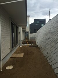 初めて投稿します 現在新築の建売の一戸建てを購入する予定なのですが裏側が高さ Yahoo 知恵袋