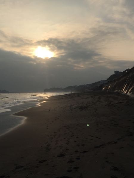 この砂浜に写ってるやつってオーブですか 緑の玉です ちなみに他の写真で Yahoo 知恵袋