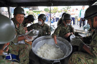 炊き出しのお握りを自衛隊員が作って それに住民が並んでる光景に違和感を覚えま Yahoo 知恵袋