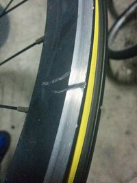 自転車キズ ロードバイクのリムにキズを付けてしまいました。ブレーキシュー