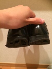 靴の側面あたりが擦れてしまっています ローファーが黒で擦れたところ Yahoo 知恵袋