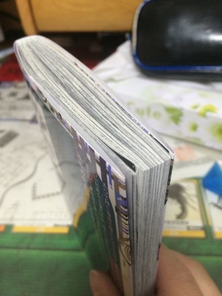 今日、漫画を買い開けたのですが、角が折れてました。 - これ(写真