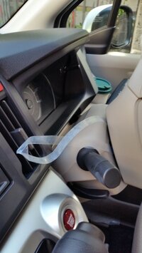 車のハンドルの隙間から透明のテープが出てきました 引っ張ってしまっ Yahoo 知恵袋