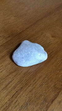 ラメのようなものが入ってキラキラしている白い石を見つけました 仕事 Yahoo 知恵袋