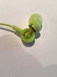 イヤホンが外れました 耳から抜いたらこうなりました接着方法などありますか Yahoo 知恵袋