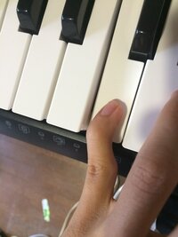 ピアノ初心者です ピアノを始めて数日です 小指を使って弾き始めたのですが す Yahoo 知恵袋