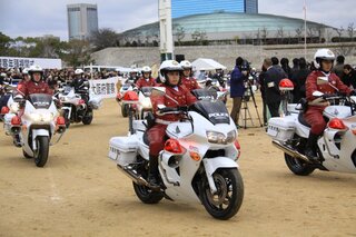 大阪府警女性白バイ隊員のイベント用制服について質問です 下の写真を Yahoo 知恵袋