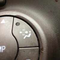 車内のこのボタンは何のボタンですか トヨタパッソのエアコンのボタンです Yahoo 知恵袋