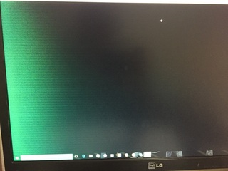 画像のようにpcモニターに突然緑色の横線が入るようになってしまいま Yahoo 知恵袋