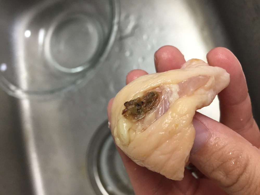購入した時は気づきませんでしたが、鶏肉に何かが張り付いていました 