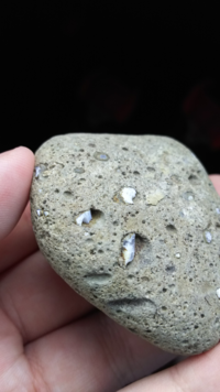 普通の石の中に半透明のガラスのような物が入っている石を見つけたのですがこの石 - Yahoo!知恵袋