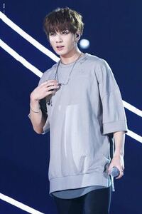 Btsのジョングク Jungkook がdnaの衣装で 着ているこ Yahoo 知恵袋