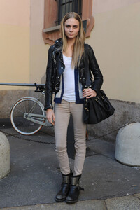 カーラ デルヴィーニュ様が私服で愛用しているburberryのライダースジャ Yahoo 知恵袋