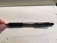 このボールペンのブランド、品名、ご存知でしたら教えてください。
どうも使い捨てのようなのですが。 