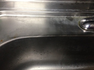 台所のステンレス流し台に白く残る水垢の落とし方ご存知の方いらっしゃ Yahoo 知恵袋