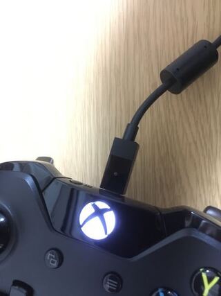 Xboxoneコントローラー付属のusbケーブルの丸いポチがあるところは光ら Yahoo 知恵袋
