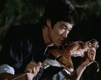 ドラゴン怒りの鉄拳 でブルース リーが食べているのはなんでしょうか トカゲ Yahoo 知恵袋