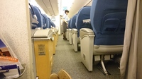ANAのCAは乗客情報をどこまで知っているの？ 先日、ANA(AirJapan)の767-300ER(旧タイプ)成田→桃園に乗りました。
私の席は15Eで当日解放のY最前列でした。
16Cの乗客にCAが「何時もご利用いただきありがとうございます。…」と挨拶をしていたのでDIAの方だな～と思っていました。
離陸し水平飛行に入り、ドリンクサービス後に、足元に紙切れが落ちているのを見つけ、拾...