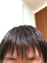 今 前髪がすごく割れているのですが 写真のように 割れないようにするには こ Yahoo 知恵袋