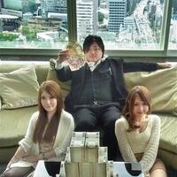 この写真の犯人の横の女性はだれですか 強制ワイセツ犯の 郷田マモラ Yahoo 知恵袋