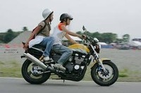 バイクの二人乗りは男同士でも抱っこスタイルですか イヤですねそれは 性別 Yahoo 知恵袋