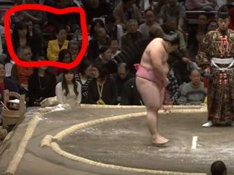 向正面溜席にオバサンとその娘らしき人（計2名）が毎日いるんですが 