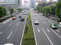 片側二車線 または片側三車線の道路では 必ず画像のような中央分離帯があります Yahoo 知恵袋