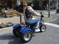 ピザ屋の配達に使われている三輪バイクですが あれはヘルメットいらないのですか Yahoo 知恵袋