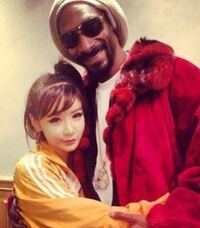 Snoopdoggの隣にいる人誰ですか 日本人ですかね Yahoo 知恵袋