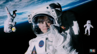 高畑充希さんが出演しているかんぽ生命の新しいcmで自撮りしている宇宙飛行士 Yahoo 知恵袋