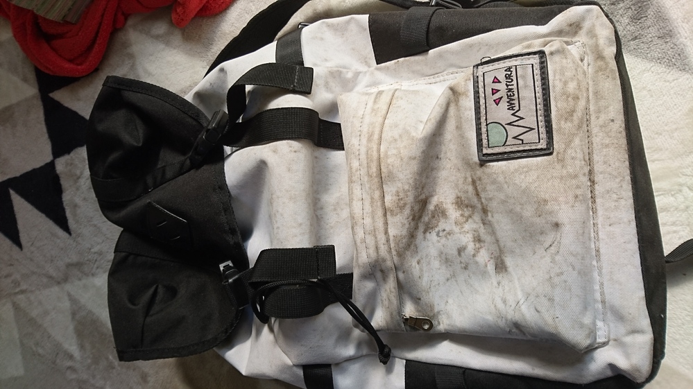 泥で汚れた白いリュックを真っ白に戻したいです。自転車によく乗るため 