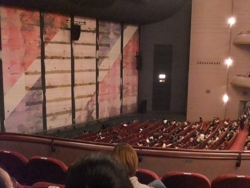 梅田芸術劇場 注釈付き２階2列一桁席からの舞台は以下の写真のような感じで舞台 Yahoo 知恵袋