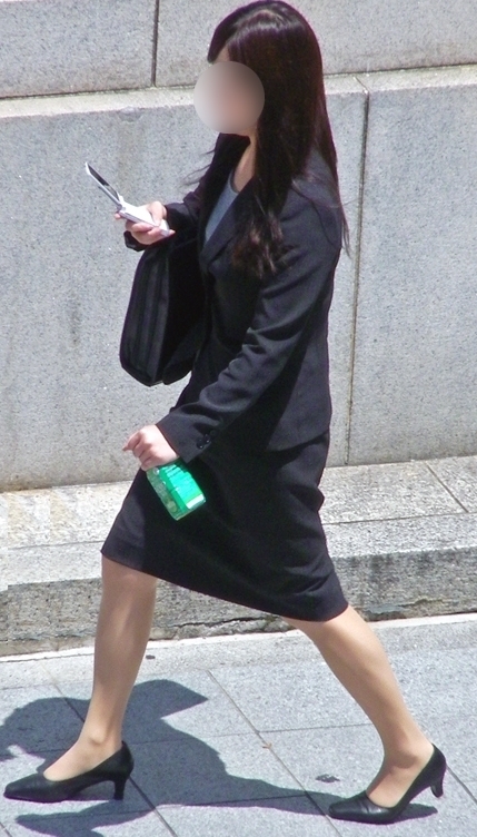 就職活動中の女子学生さんで黒のパンプスは先がマルイタイプが多いで 教えて しごとの先生 Yahoo しごとカタログ