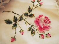 バラの刺繍をしてみたいです。
この写真みたいな写実画の様なバラの刺繍をしてみたいです。初心者には難しいでしょうか。
よろしくお願い致します。 